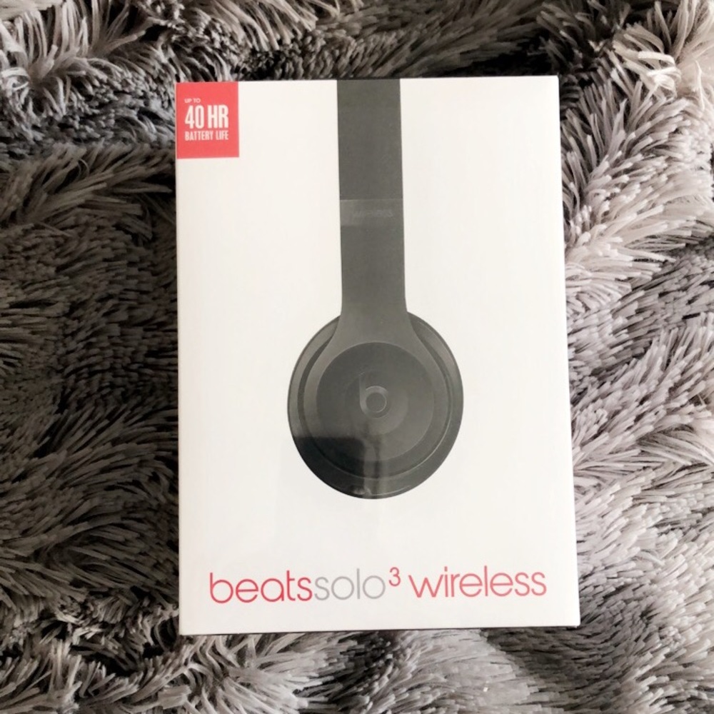 BRAND NEW UNOPENED Beats solo 3 matte black